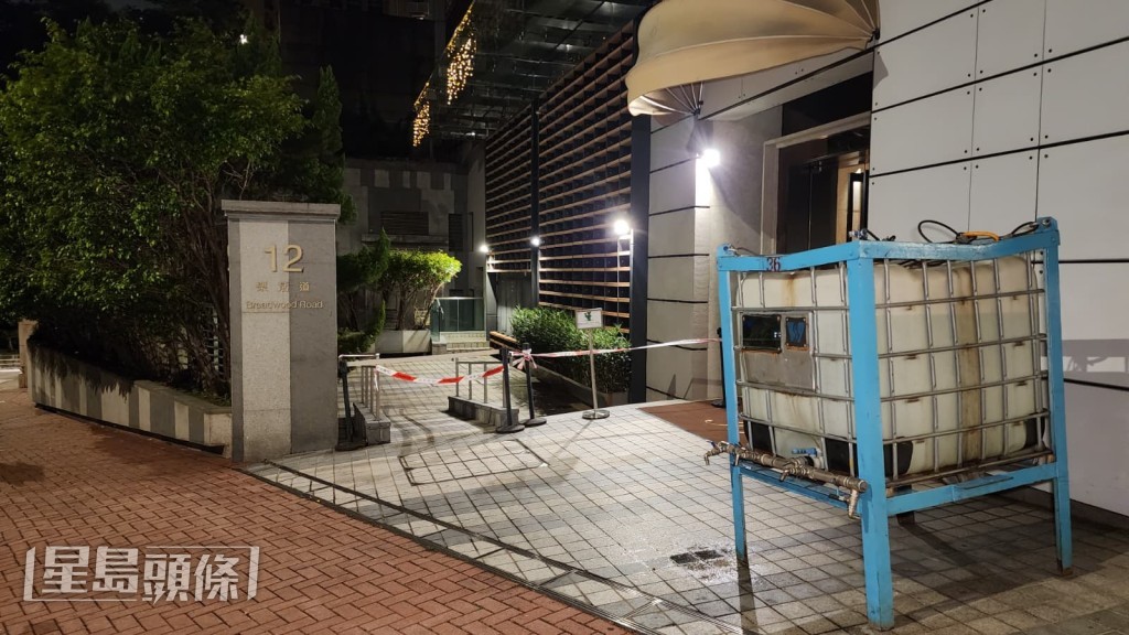 水務署已於樂活道12號等附近大廈對開放置臨時水缸,供受影響居民取水應急。黎志偉攝 水務署已於樂活道12號等附近大廈對開放置臨時水缸,供受影響居民取水應急。黎志偉攝
