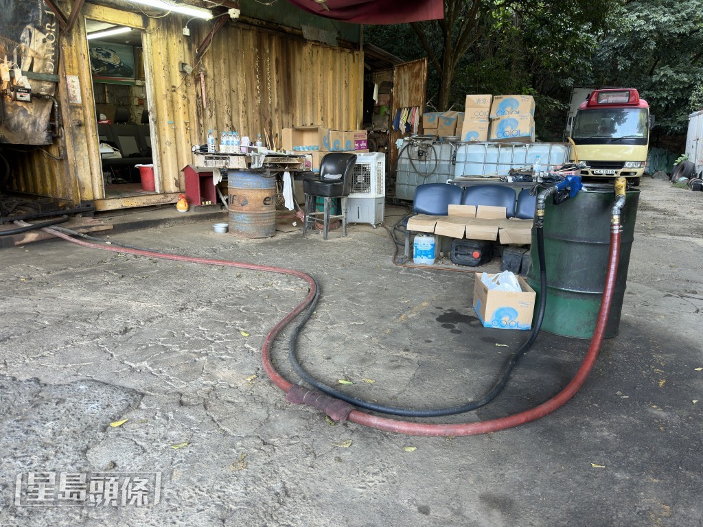 非法加油站设有入油设施。梁国峰摄