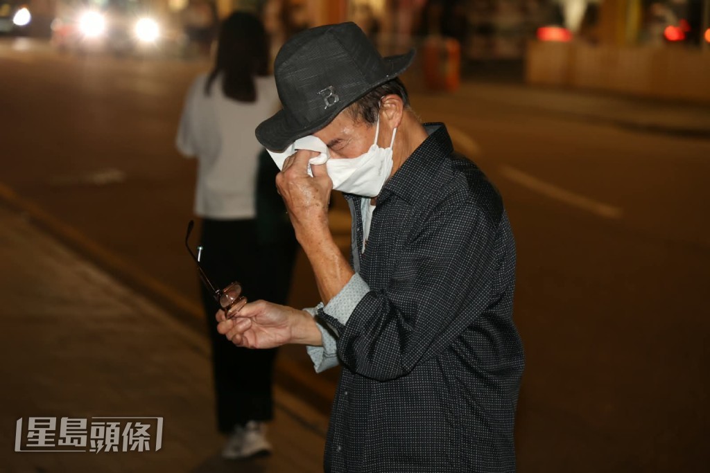 多次拿出紙巾抹眼淚和鼻涕。