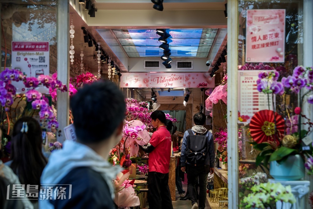 部分花商貼告示稱歡迎預訂情人節花束。 部分花商貼告示稱歡迎預訂情人節花束。