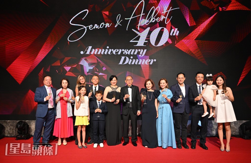 楊博士伉儷與一眾家人在台上向來賓祝酒。 楊博士伉儷與一眾家人在台上向來賓祝酒。