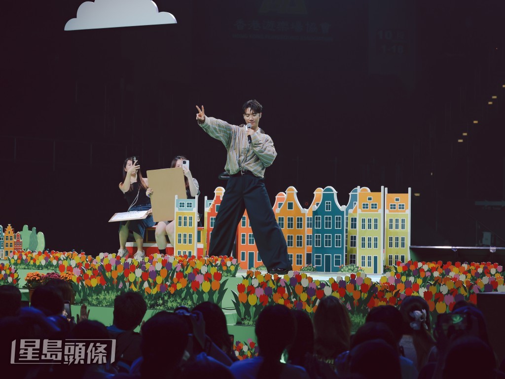 Stanley演唱《后台》。