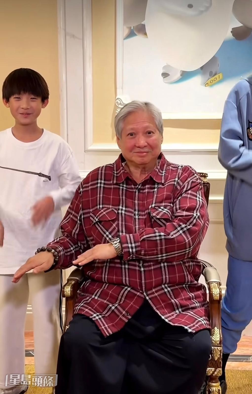 洪金宝近年多次被目击行动不便，需要撑柺杖或坐轮椅出行。