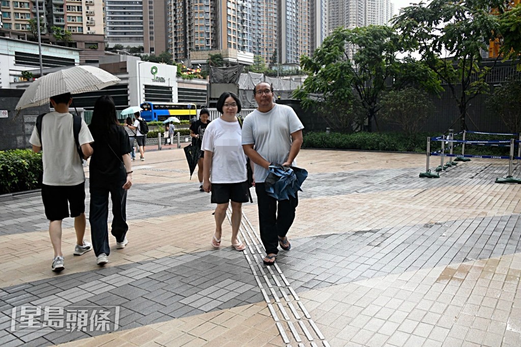 Danny父母到將軍澳入境處總部辦出世紙。楊偉亨攝 Danny父母到將軍澳入境處總部辦出世紙。楊偉亨攝