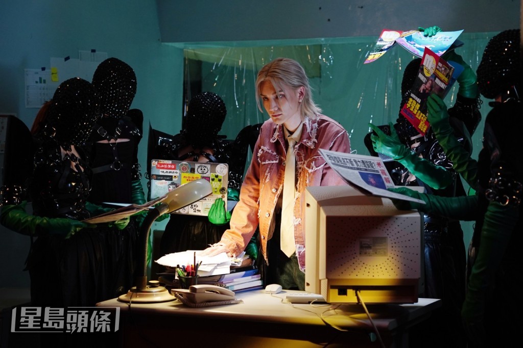 Jeremy为了新MV,设计了一个金色头发,好型啊! Jeremy为了新MV,设计了一个金色头发,好型啊!