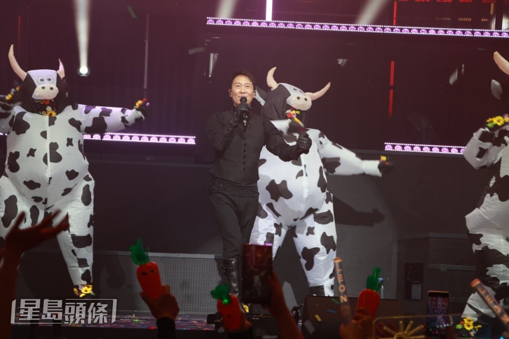Leon在演唱快歌時也忍不住跳起舞來。 Leon在演唱快歌時也忍不住跳起舞來。