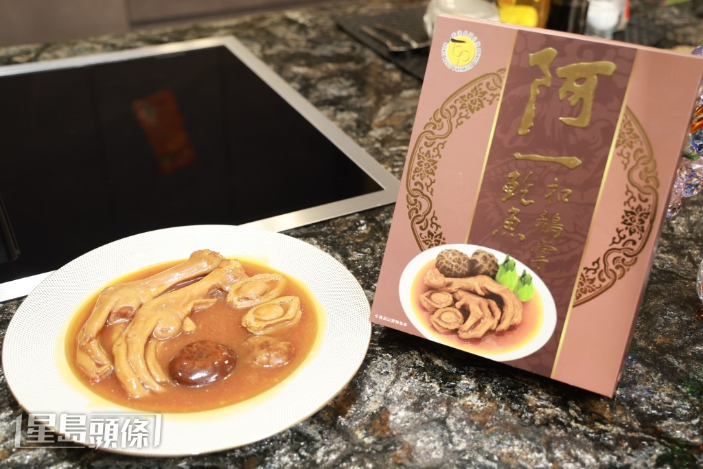 將「阿一鮑魚扣鵝掌」加熱，又是另一道賀年主菜。