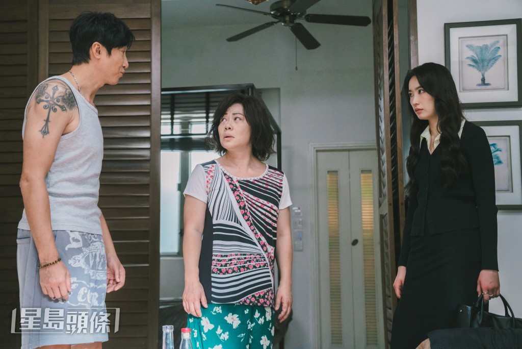 邵美君飾演女主角林愷鈴的姨媽,二人相依為命,卻因誤會和洪天明介入而心生嫌隙。 邵美君飾演女主角林愷鈴的姨媽,二人相依為命,卻因誤會和洪天明介入而心生嫌隙。