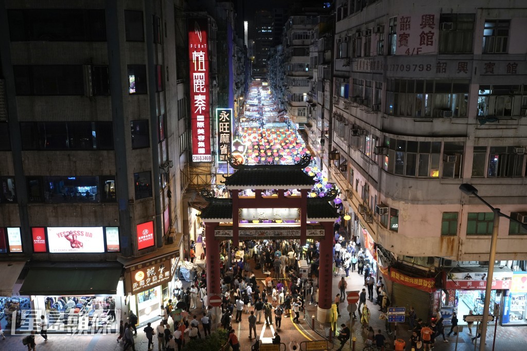廟街大牌坊底下,已亮起不少燈籠及彩燈裝飾,吸引許多市民及遊客駐足,人氣十足。劉駿軒攝 廟街大牌坊底下,已亮起不少燈籠及彩燈裝飾,吸引許多市民及遊客駐足,人氣十足。劉駿軒攝