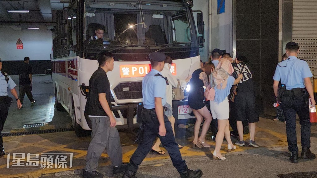 警方當場檢獲5款不同種類的懷疑毒品,並拘捕至少19男7女。黎志偉攝 警方當場檢獲5款不同種類的懷疑毒品,並拘捕至少19男7女。黎志偉攝