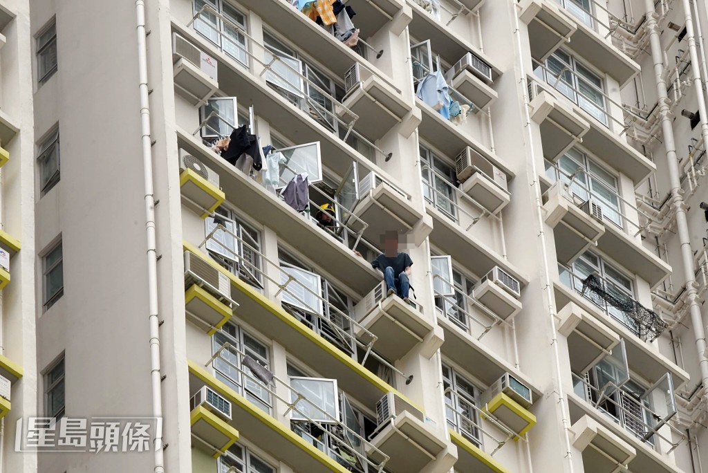 男事主危站高層冷氣槽上。楊偉亨攝 男事主危站高層冷氣槽上。楊偉亨攝