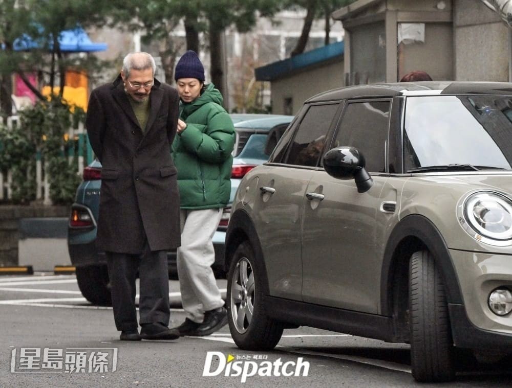 韓媒公開了2人外出的照片,洪尚秀陪住女方去產檢。 韓媒公開了2人外出的照片,洪尚秀陪住女方去產檢。