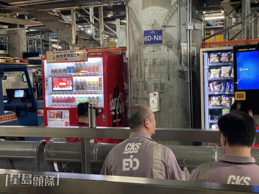 行李处理大堂南北两区各设大型员工休憩设施，有贩卖机售卖小食。  萧博禧摄