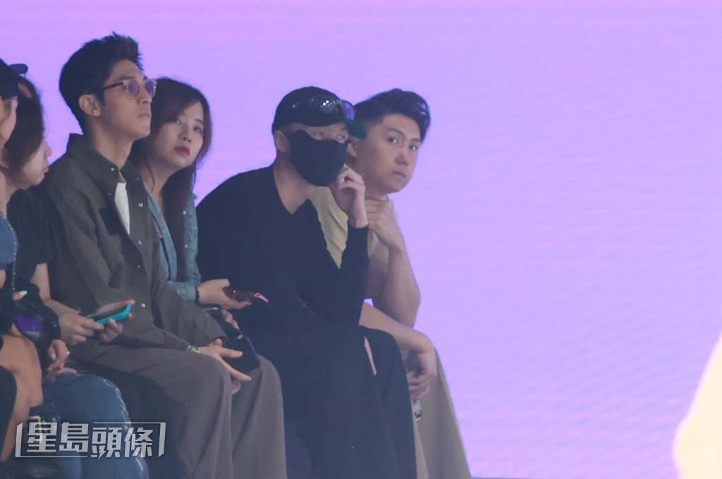 關楚耀表示不影相隨即轉身離開。 關楚耀表示不影相隨即轉身離開。