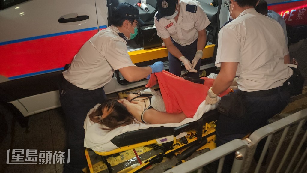 調查期間,被捕女子突神智不清,由救護員送院治理。 調查期間,被捕女子突神智不清,由救護員送院治理。