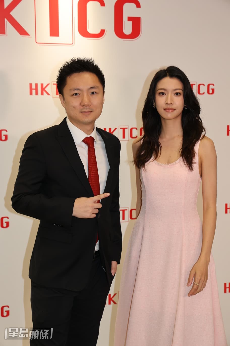 蔡思貝被鍾培生踢入坑收藏卡牌。 蔡思貝被鍾培生踢入坑收藏卡牌。