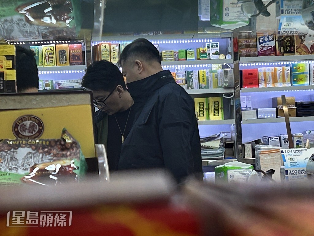 探員向負責人查詢。曾志恆攝