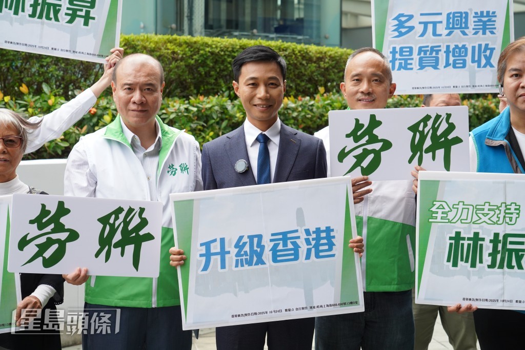 林振昇(中)今日到政府總部提交報名表。 林振昇(中)今日到政府總部提交報名表。