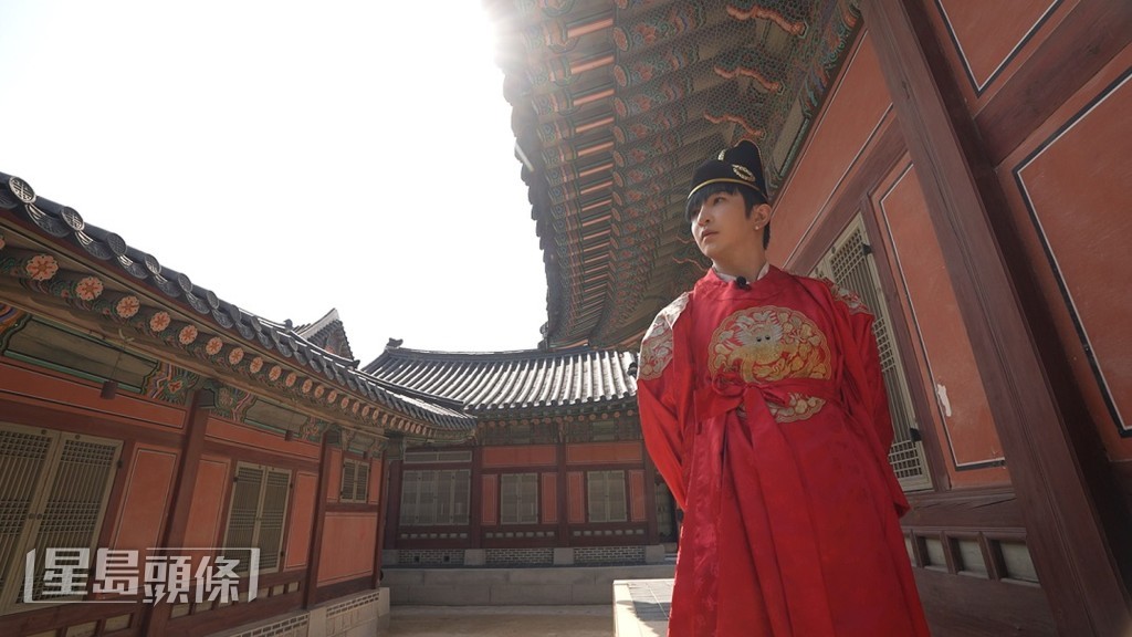 AL換上韓服,儼如古代朝鮮英俊君王。 AL換上韓服,儼如古代朝鮮英俊君王。