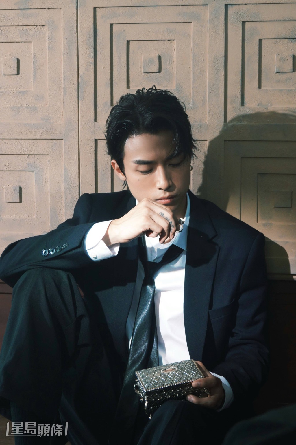 AK的《心死了幾百次》早前推出，繼《蝸牛》後再次演繹廣東歌的深情。