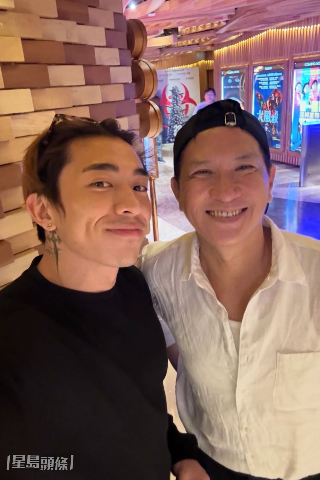 他更在睇戲時遇到張家輝。 他更在睇戲時遇到張家輝。