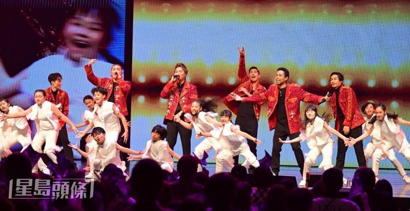 EXILE在EXPG台北校學員伴舞下,演唱《BE THE ONE》,為台北騷掀起序幕。 EXILE在EXPG台北校學員伴舞下,演唱《BE THE ONE》,為台北騷掀起序幕。