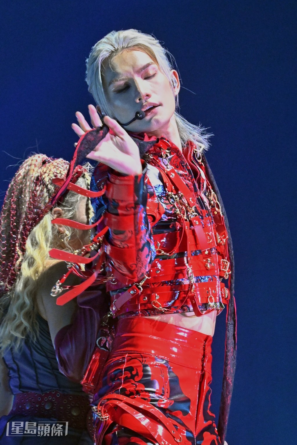 唱《Tie Me Now》時又大玩SM feel玩自縛。 唱《Tie Me Now》時又大玩SM feel玩自縛。