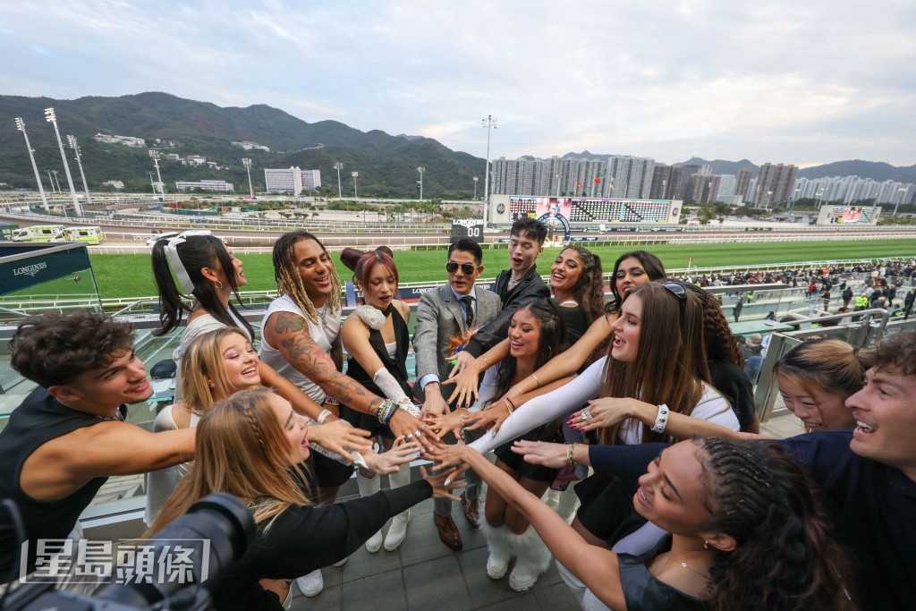 Aaron前日再次與成員重聚,並作熱切交流。 Aaron前日再次與成員重聚,並作熱切交流。