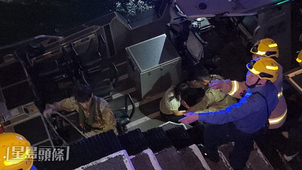 涉事少女年約17歲,獲救時神志清醒,且表現合作並無反抗。黎志偉攝 涉事少女年約17歲,獲救時神志清醒,且表現合作並無反抗。黎志偉攝