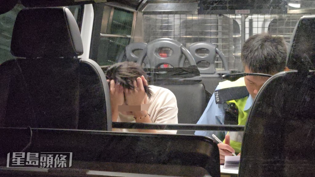 男司機被帶上警車調查。 男司機被帶上警車調查。
