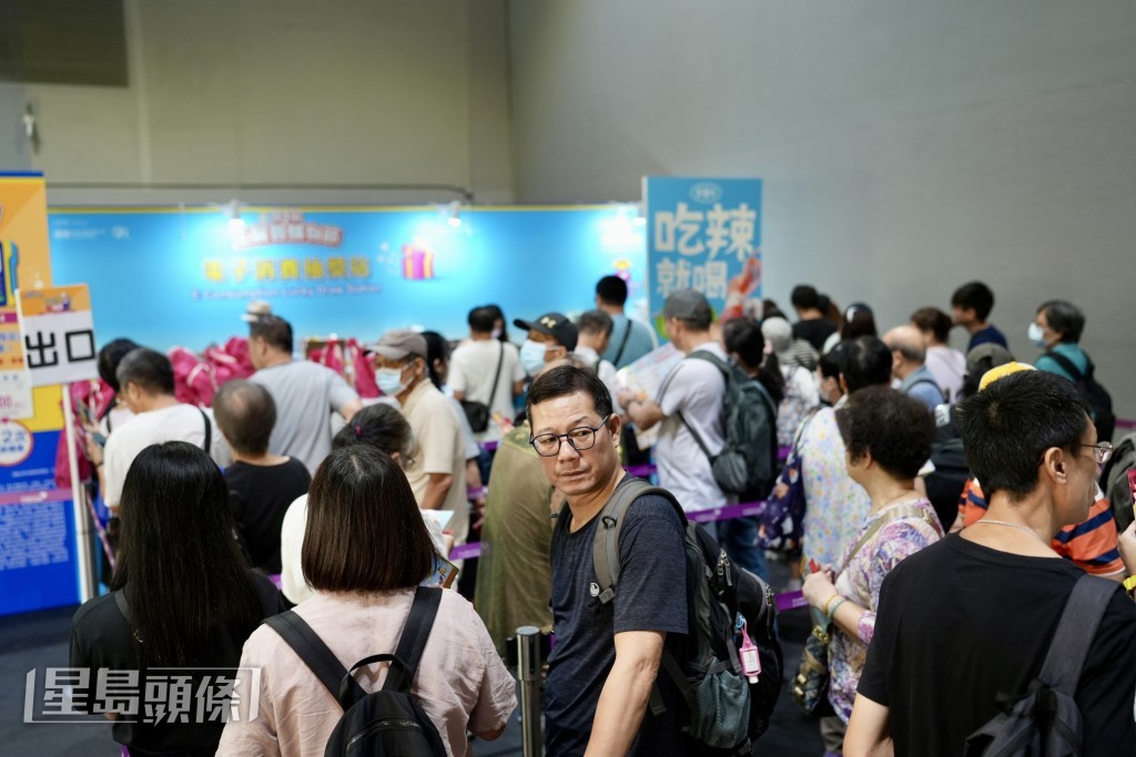巿民排队拿福袋。刘骏轩摄 巿民排队拿福袋。刘骏轩摄