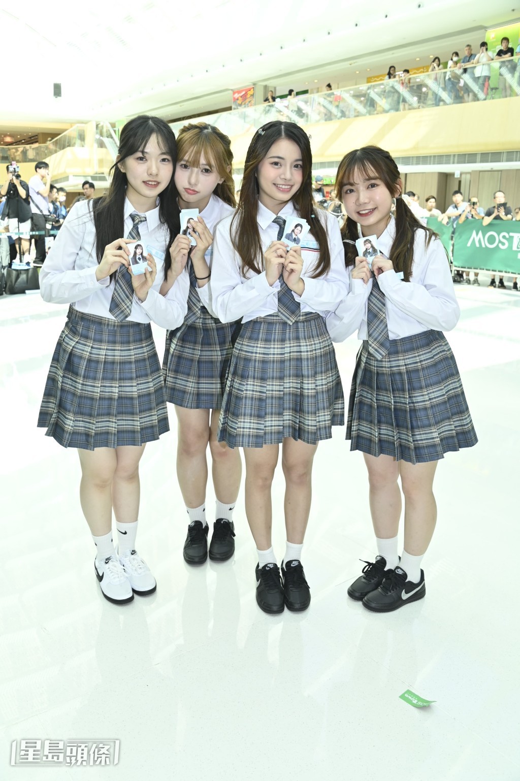 除了表演兩首歌,又向粉絲派閃咭。 除了表演兩首歌,又向粉絲派閃咭。