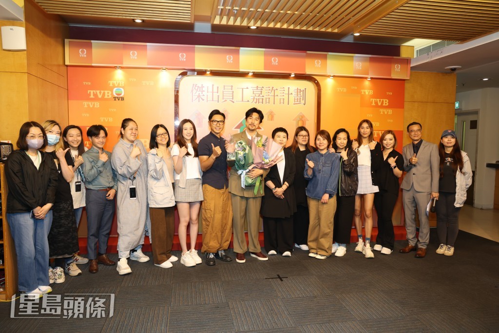 Shaun拍罷《新聞女王2》後請同事食飯。 Shaun拍罷《新聞女王2》後請同事食飯。