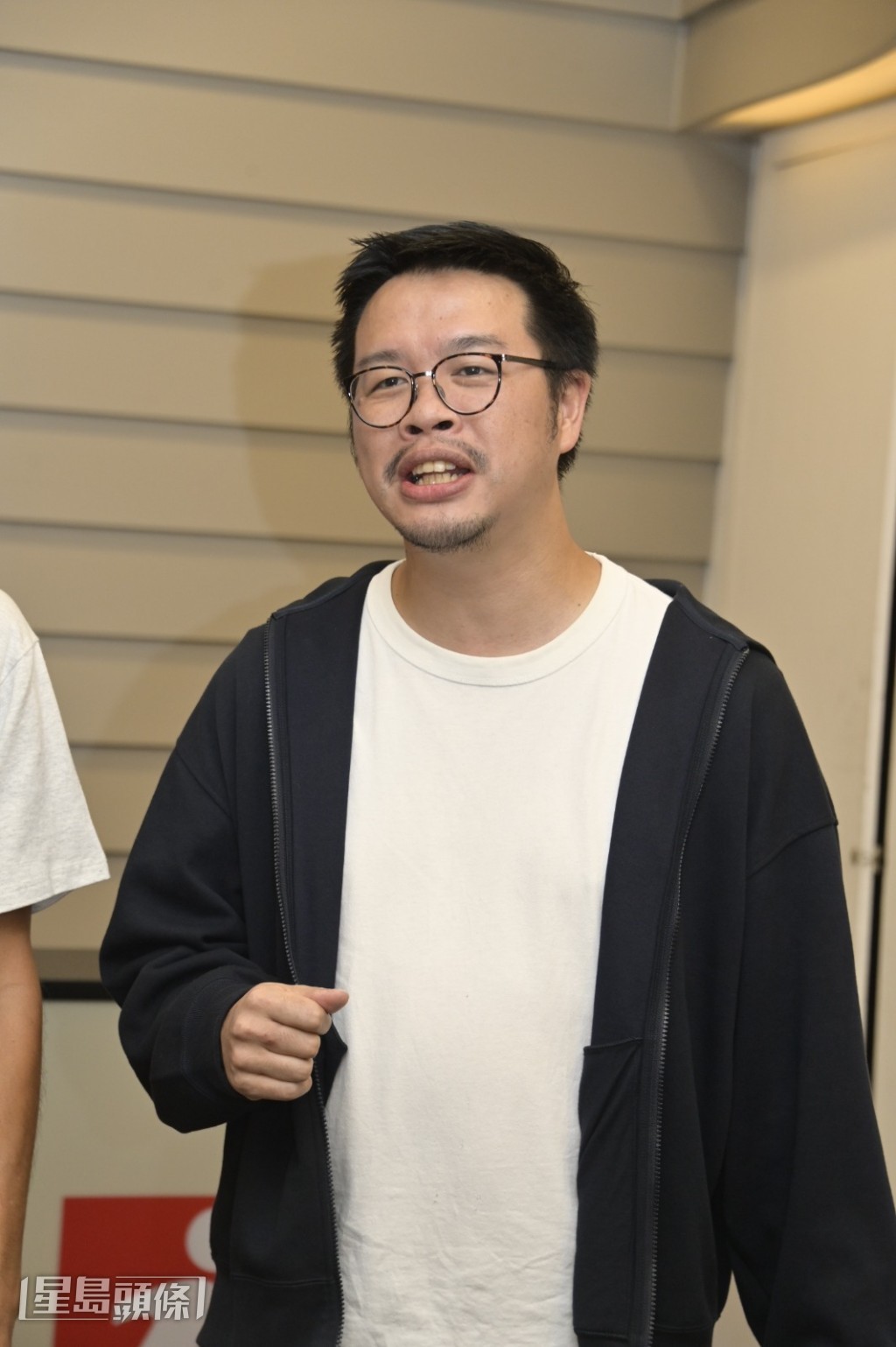 何爵天笑言自己有份同智囊團一起寫劇本，其中亦有翁子光。