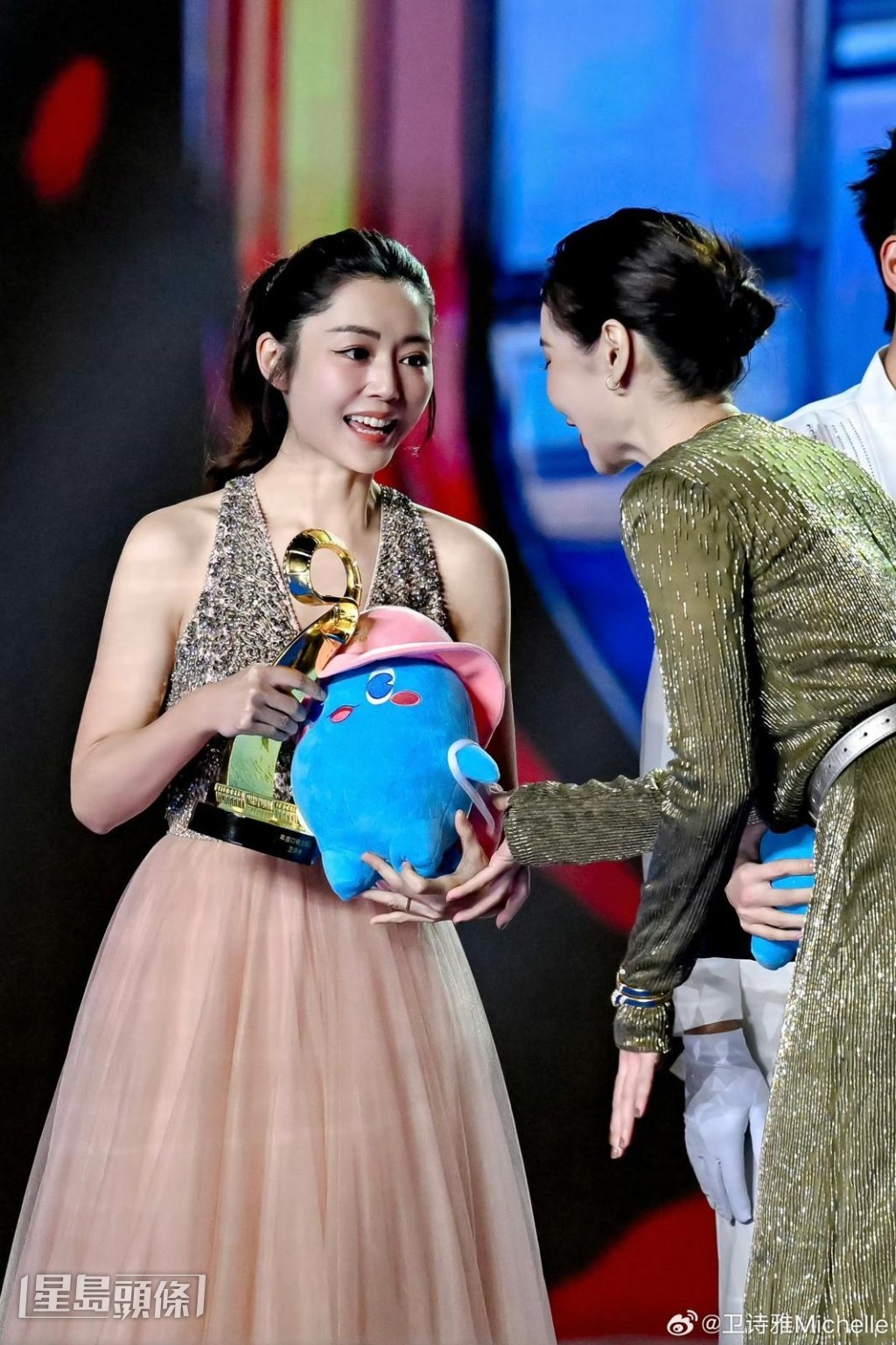 早前她在「2025中國電影大數據榮譽之夜」,獲頒發「年度口碑女演員」。 早前她在「2025中國電影大數據榮譽之夜」,獲頒發「年度口碑女演員」。