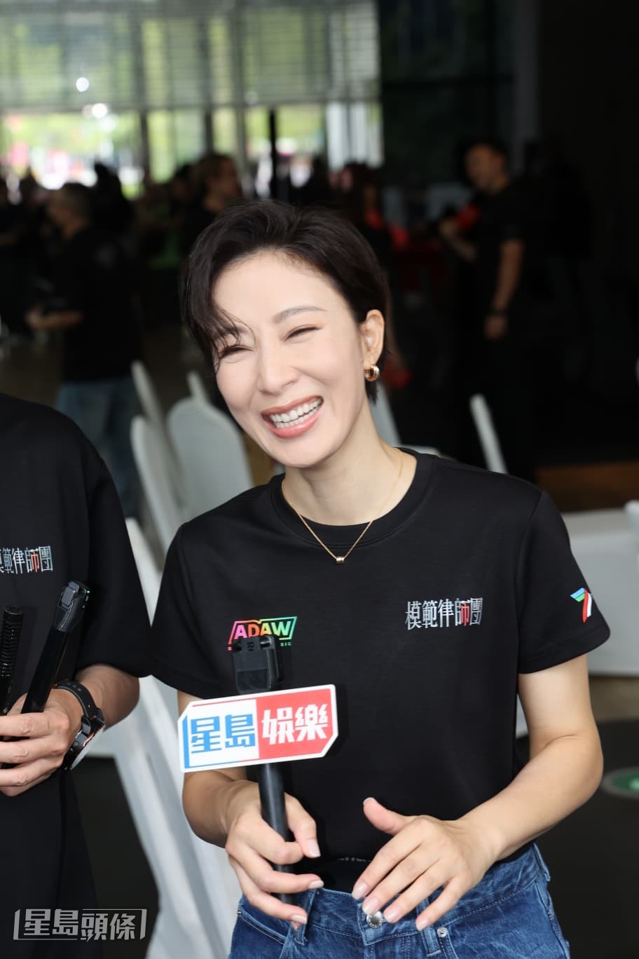 講到她短髮樣子撞樣袁潔瑩,她笑指一樣是靚女。 講到她短髮樣子撞樣袁潔瑩,她笑指一樣是靚女。