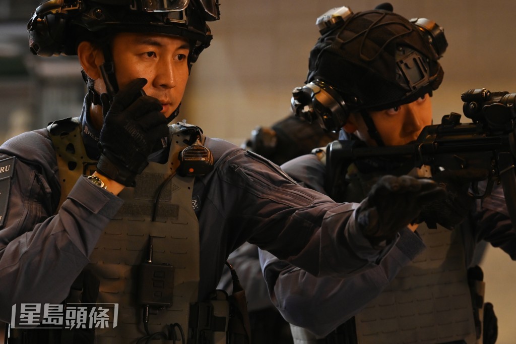 譚俊彥今次做反恐特勤隊，要全副武裝上陣拍攝。