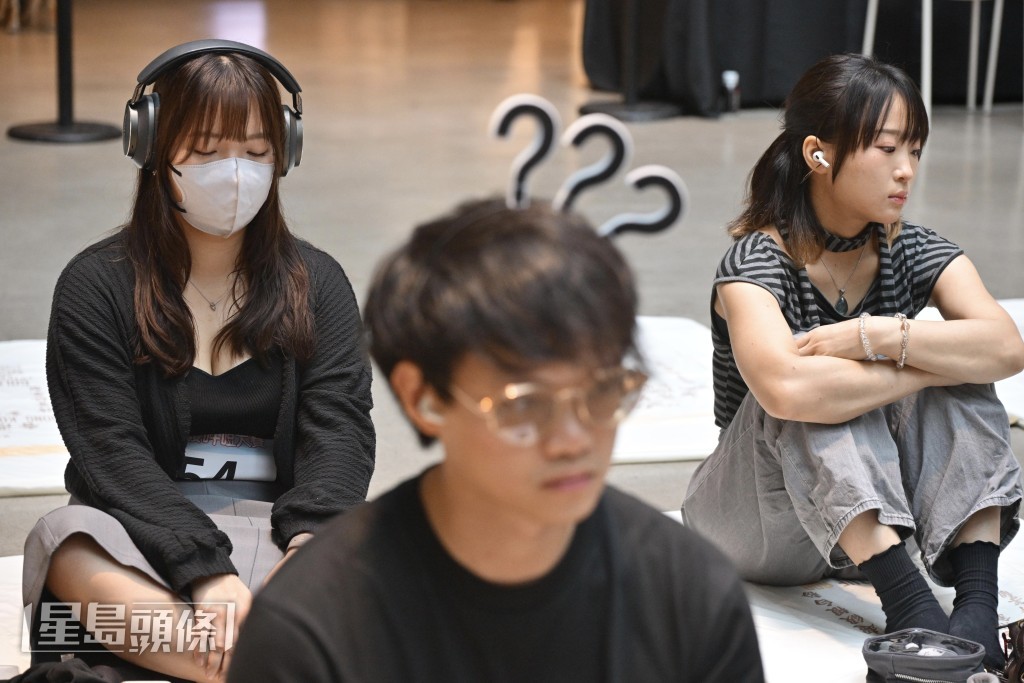 有参赛者冥想人生。 有参赛者冥想人生。