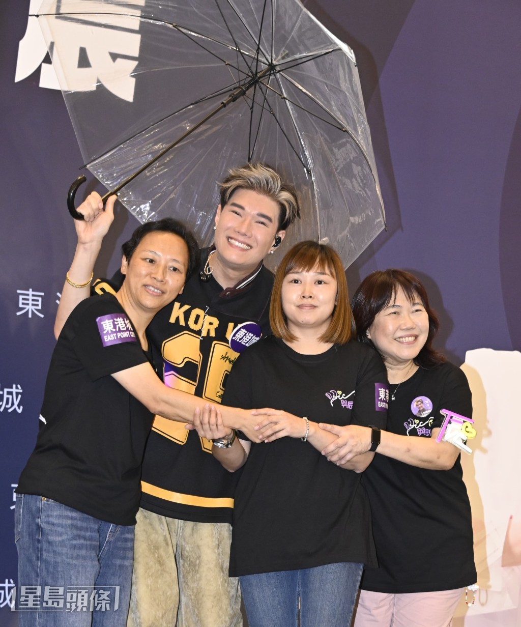 張與辰又為粉絲撐傘。 張與辰又為粉絲撐傘。