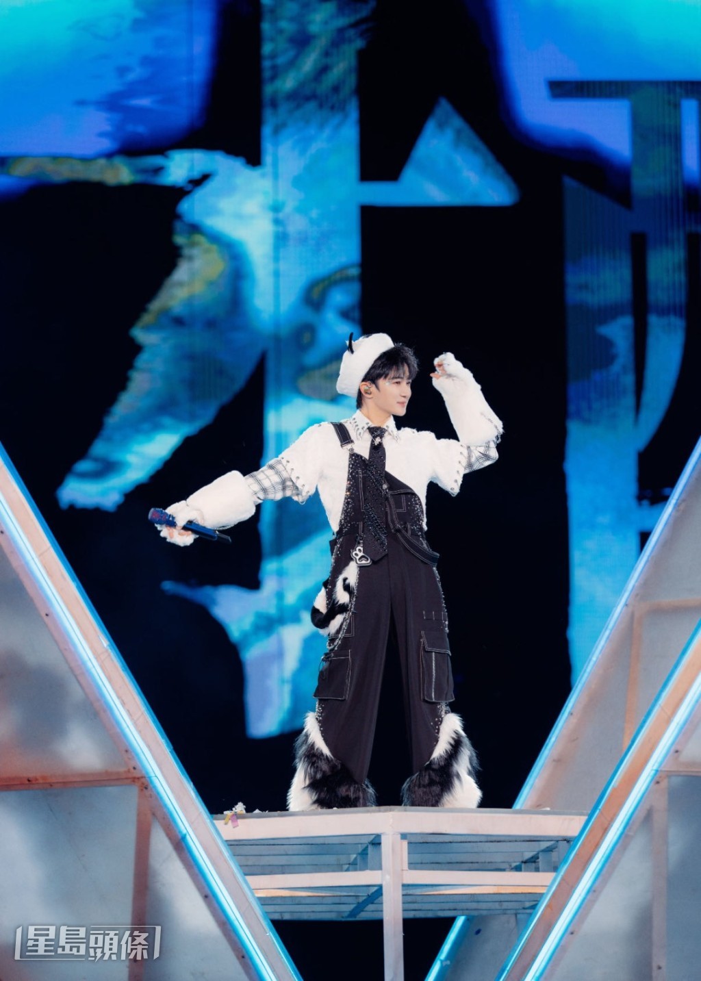 其中12月31日的場次更為「0點跨年場」,遂令他成為在啟德舉行跨年倒數演唱會的「第一人」! 其中12月31日的場次更為「0點跨年場」,遂令他成為在啟德舉行跨年倒數演唱會的「第一人」!