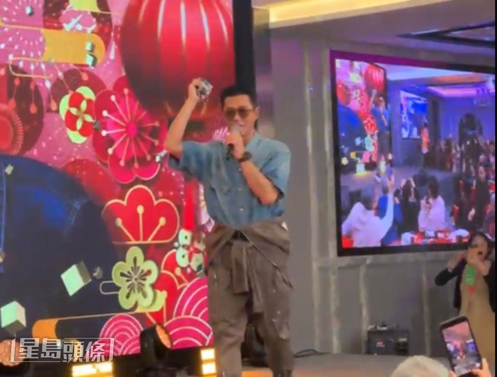 一向「守口如瓶」的他亦應要求大開金口獻唱多首經典歌曲。 一向「守口如瓶」的他亦應要求大開金口獻唱多首經典歌曲。