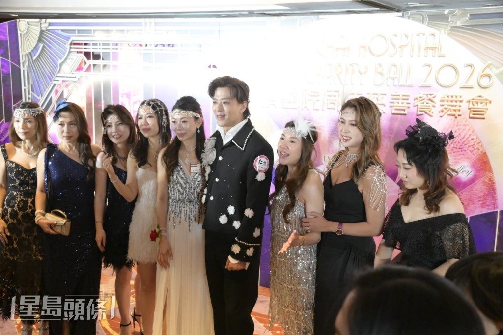 陳曉東被不少女嘉賓圍著影合照。