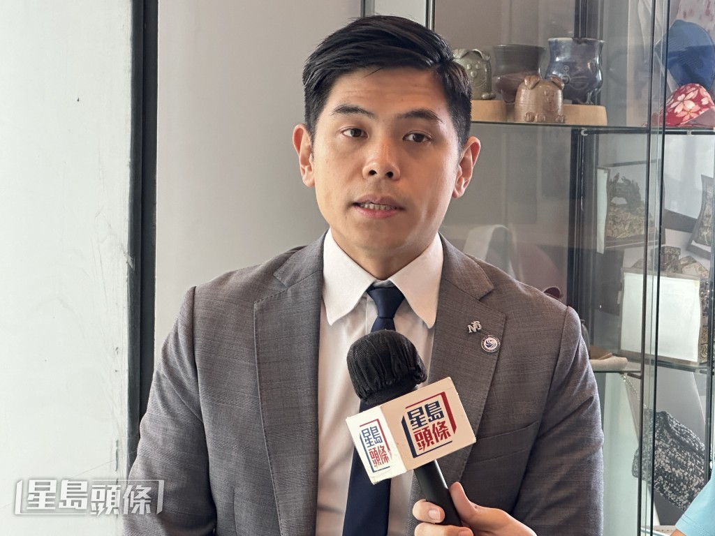 張嘉榮表示,由2022年9月至2023年8月,來自45間中學的55名中學生因牽涉毒品案件被捕。梁國峰攝 張嘉榮表示,由2022年9月至2023年8月,來自45間中學的55名中學生因牽涉毒品案件被捕。梁國峰攝