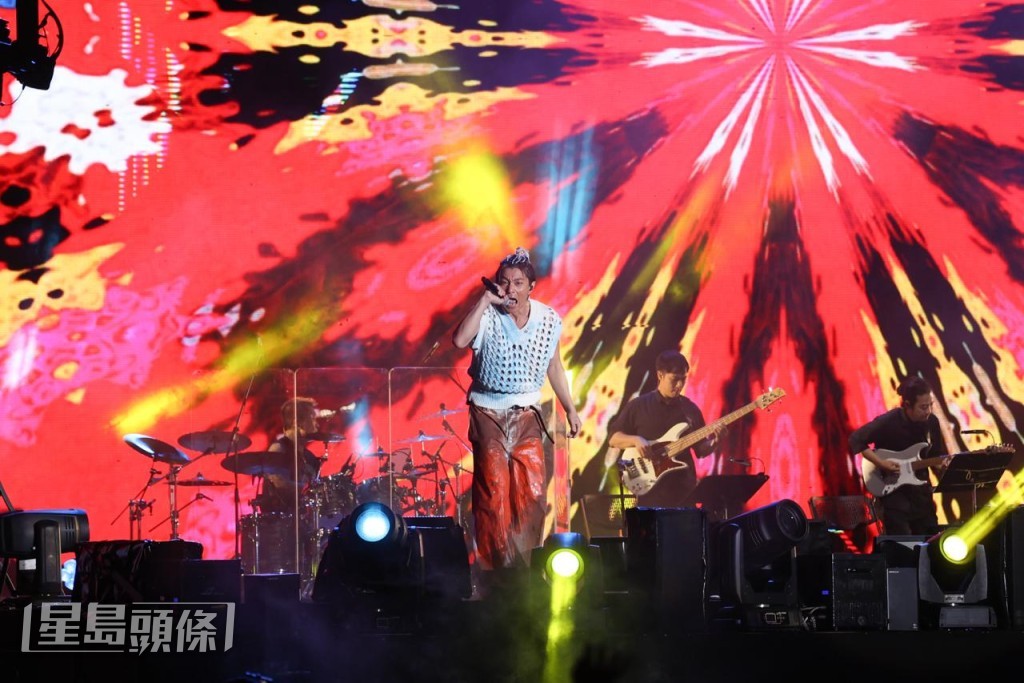 周國賢rock爆打頭陣。