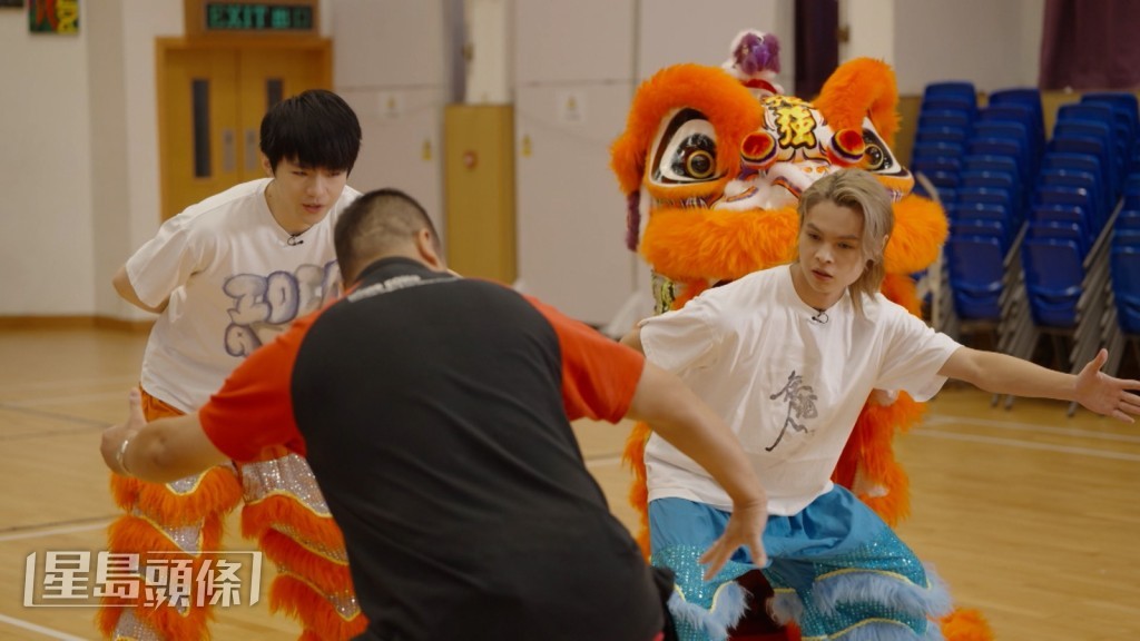 四子跟随本地龙狮团陈国健师傅学习华人传统表演艺术──舞狮。