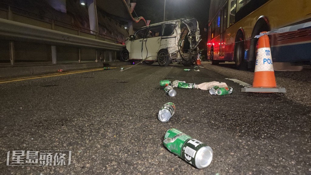 車上貨物如廁紙和啤酒等散落一地。黎志偉攝