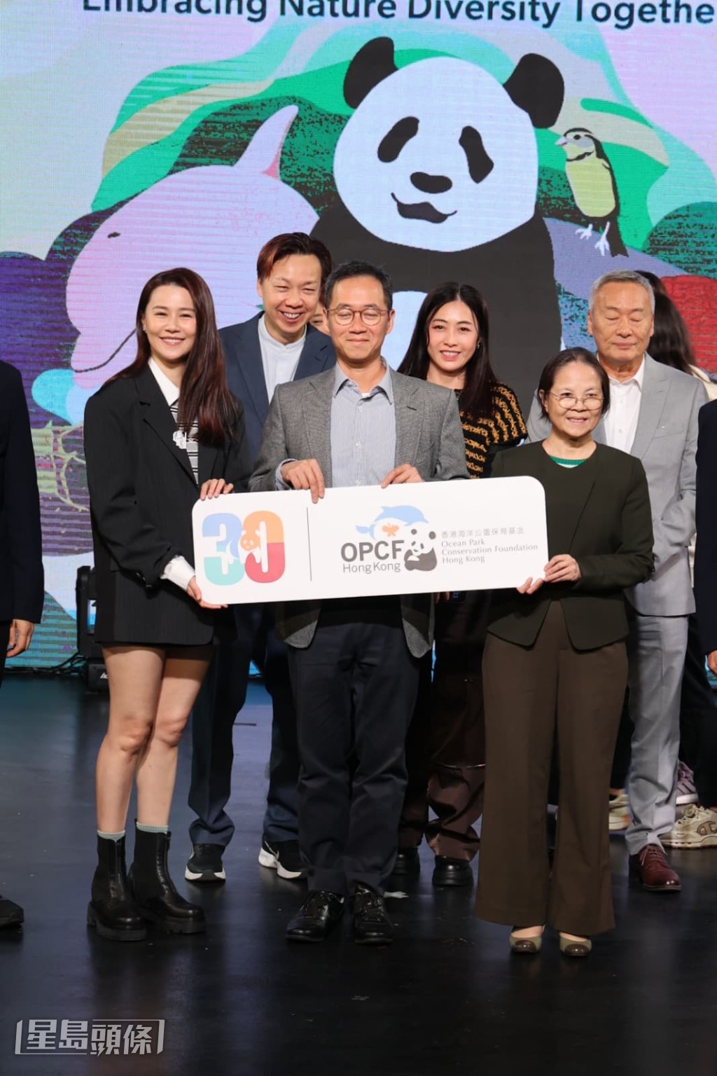 她又呼籲大家減少使用塑膠、支持回收等,有效減低對大自然的傷害。 她又呼籲大家減少使用塑膠、支持回收等,有效減低對大自然的傷害。