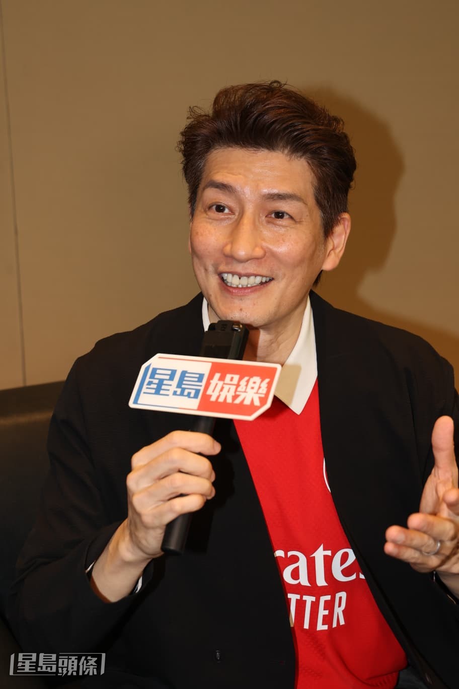 他記得2017年英格蘭足總盃賽事落在TVB手上時,當時剛好遇上他有份演出的《不懂撒嬌的女人》劇集,自己的角色「游生」大受歡迎,所以便自薦,最終成功擔任評述員。 他記得2017年英格蘭足總盃賽事落在TVB手上時,當時剛好遇上他有份演出的《不懂撒嬌的女人》劇集,自己的角色「游生」大受歡迎,所以便自薦,最終成功擔任評述員。