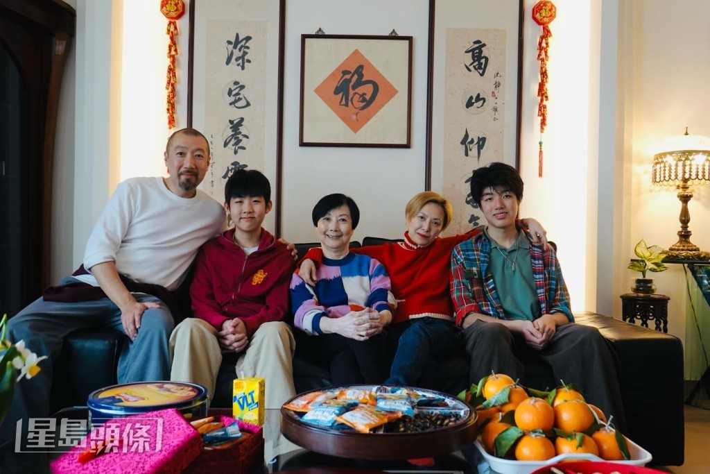 陳慧琳老公劉建浩的胞姐劉建芝與弟弟的團年相,「蝦餃仔」劉昇和「小籠包」劉琛正面的樣終於曝光。 陳慧琳老公劉建浩的胞姐劉建芝與弟弟的團年相,「蝦餃仔」劉昇和「小籠包」劉琛正面的樣終於曝光。