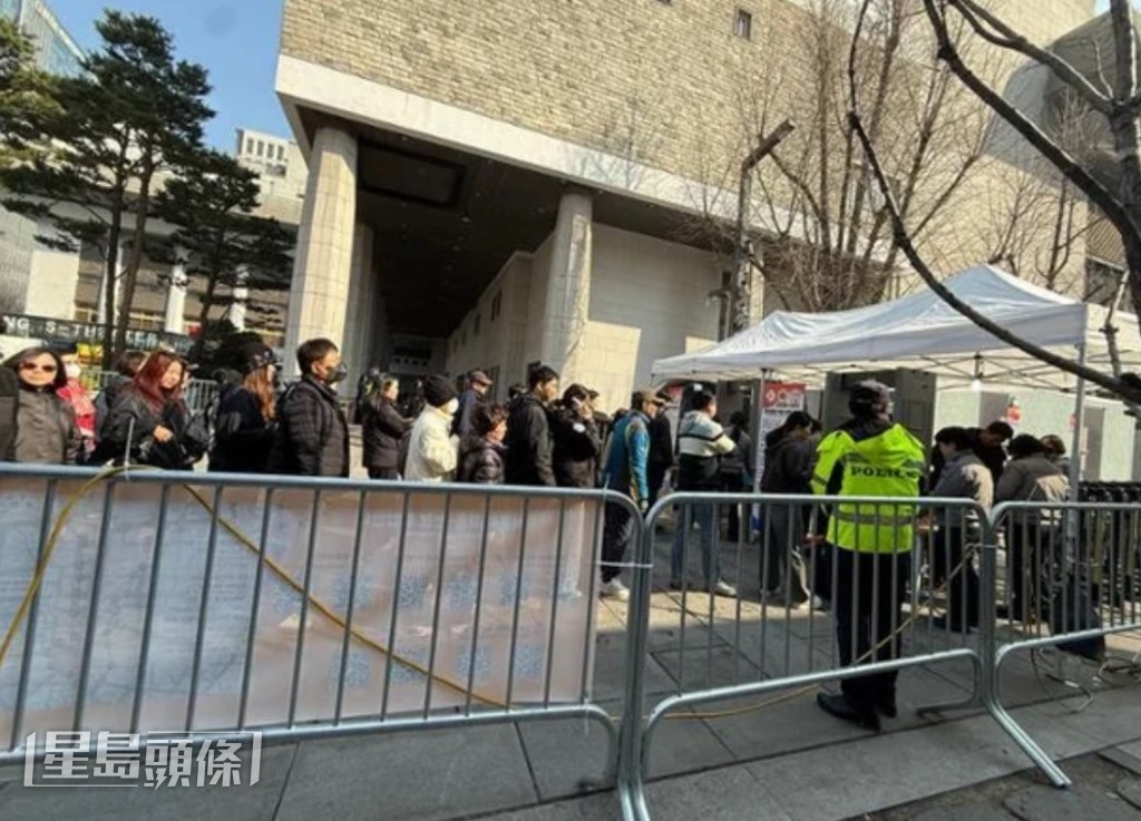 据知韩国国立历史博物馆、KT光化门分馆和世宗文化会馆等地是睇骚热门地点，粉丝们晨早就来排队，希望能占据有利位置。